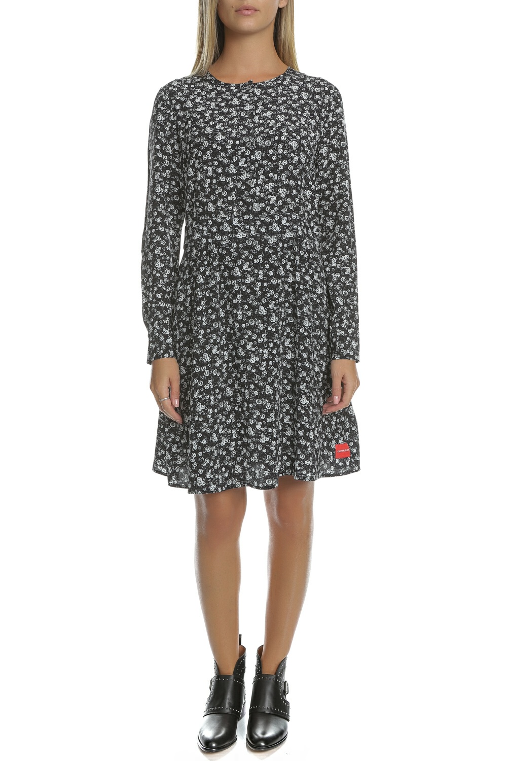 Γυναικεία/Ρούχα/Φόρεματα/Μέχρι το γόνατο CALVIN KLEIN JEANS - Γυναικείο midi φόρεμα FLOWER PRINT CALVIN KLEIN JEANS μαύρο-λευκό