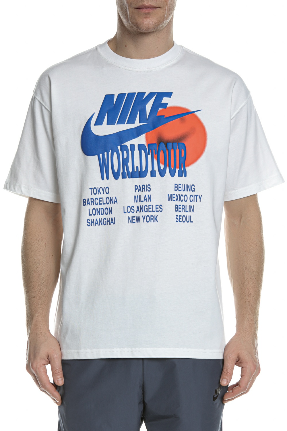 Ανδρικά/Ρούχα/Αθλητικά/T-shirt NIKE - Ανδρικό t-shirt NIKE NSW TEE WORLD TOUR λευκό